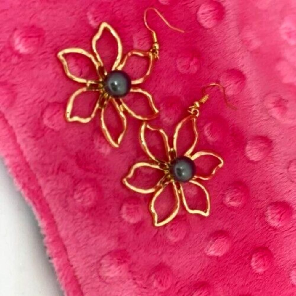 Hamilton Gold Polynesian-Hawaiian Style Earrings with Freshwater Pearl
